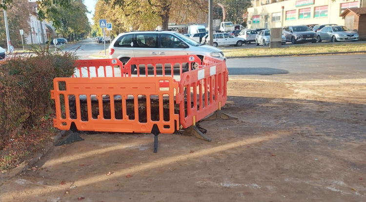 Ivóvízvezeték tört el az Erzsébet tér és a Szent István utca találkozásánál