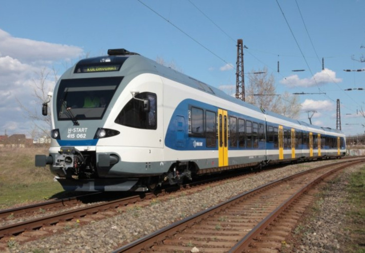 Változik a vonatok és buszok menetrendje az október 23-i hosszú hétvégén